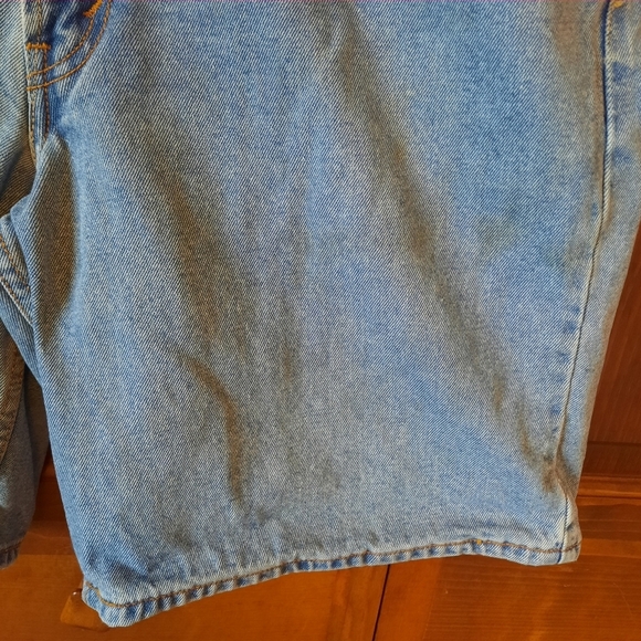 Levi's 550 Relaxed Fit Medium Wash Baggy Denim Jean Shorts Jorts Size 38 *FLAWED - Picture 3 of 6